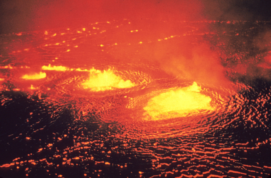 Uma vista de um fluxo de lava no vulcão Kilauea, no Havaí.