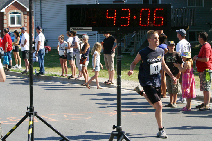 صورة لنهاية سباق القدم بالزمن 43:06 تظهر للمتسابق الذي يعبر خط النهاية.