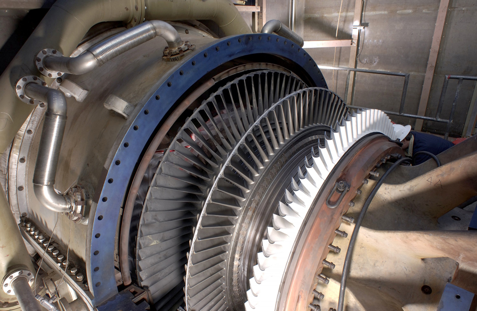 Fotografia de uma turbina a vapor conectada a um gerador.
