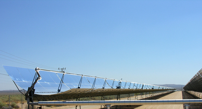 Uma usina de energia solar térmica de calha parabólica localizada em Kramer Junction, Califórnia