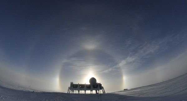 1280px-Sun_dogs_and_halo_(24104827192).jpg