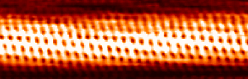 صورة STM لأنبوب نانوي كربوني تُظهر الذرات كنقاط حمراء في نمط يشبه الشبكة.
