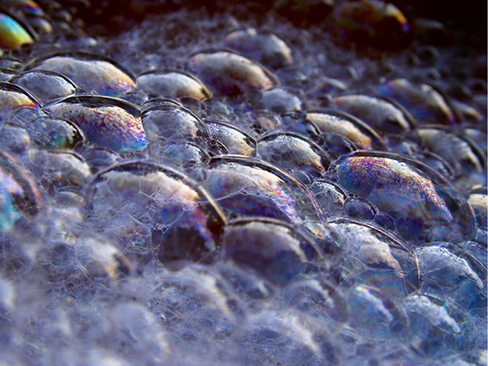 Uma imagem de bolhas de sabão é mostrada.
