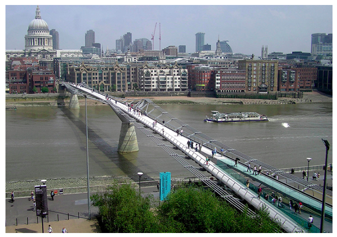 Uma imagem mostra a London Millennium Footbridge.