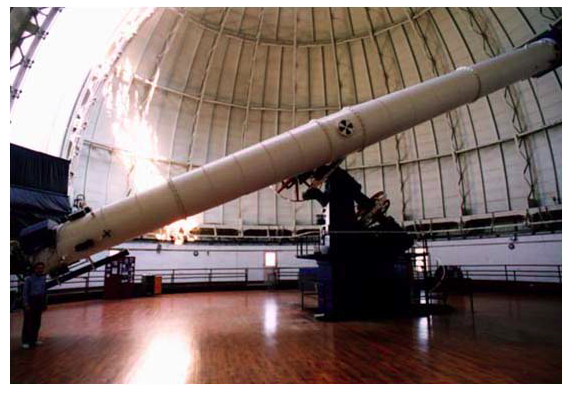 Fotografia de um telescópio em um observatório.