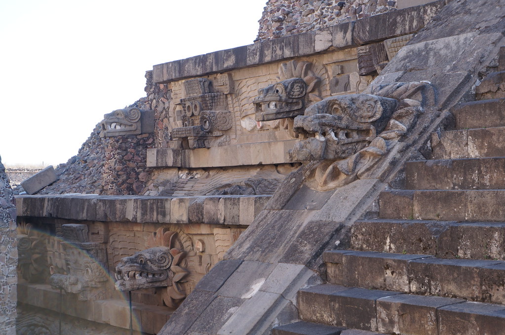 "2015-03-07 Piramides de Teotihuacán" by liaamancio is licensed under CC BY-NC-SA 2.0; 