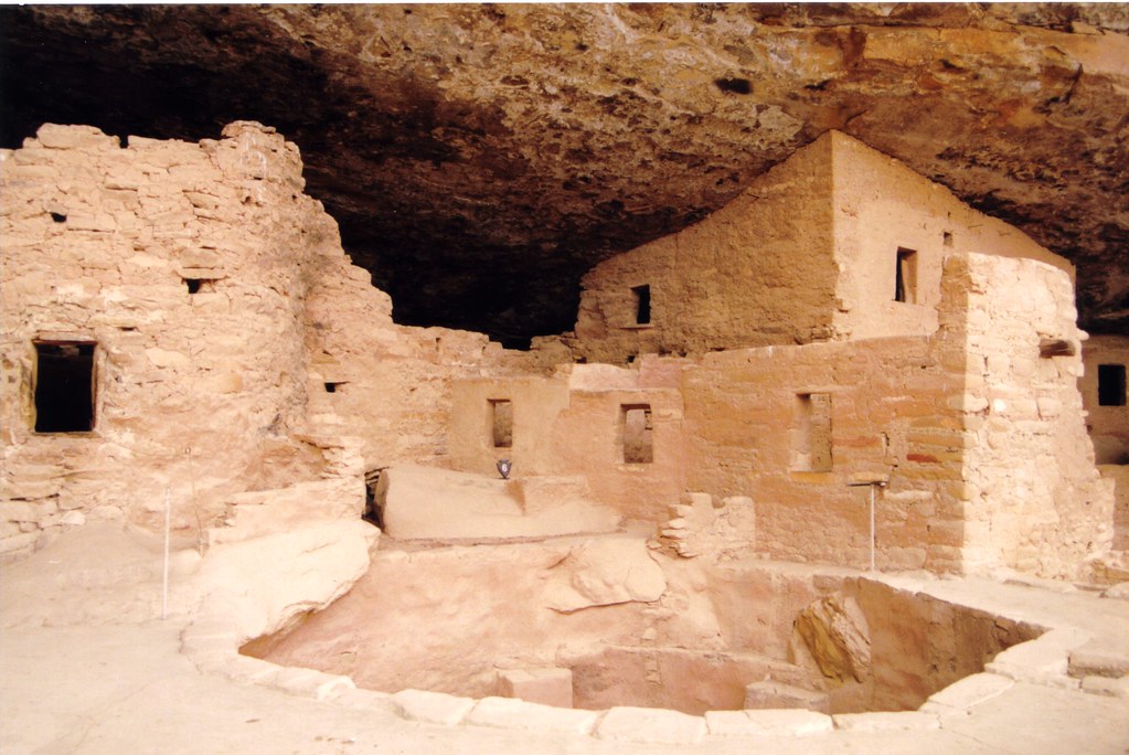 "Chaco Canyon Ruins" by carlo_mastrogiacomo is licensed under CC BY-NC-SA 2.0; 