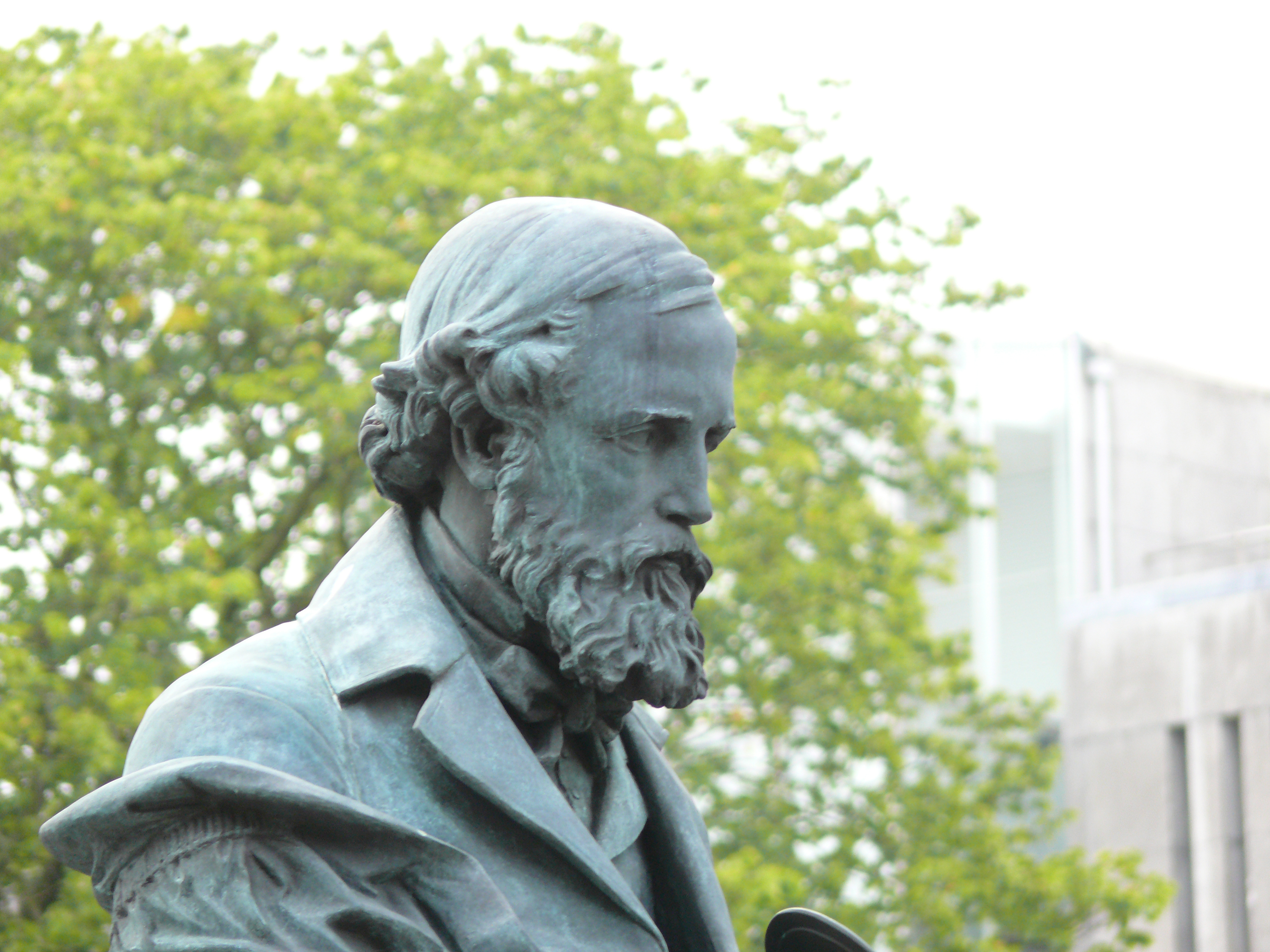 James Clerk Maxwell https:/commons.wikimedia.org/wiki/File:James_Clerk_Maxwell_statue_in_George_Street,_Edinburgh_04.jpg;  statue_in_George_Street,_Edinburgh_04.jpg