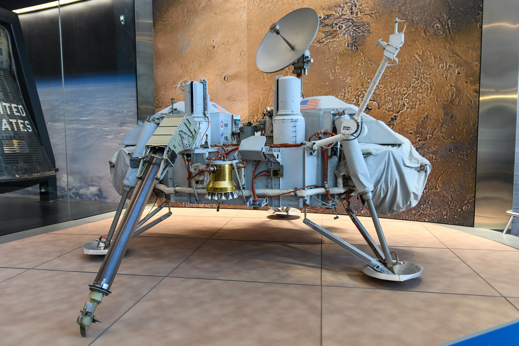Model of the Viking lander. https:/www.flickr.com/photos/pmillera4/43495946994; 