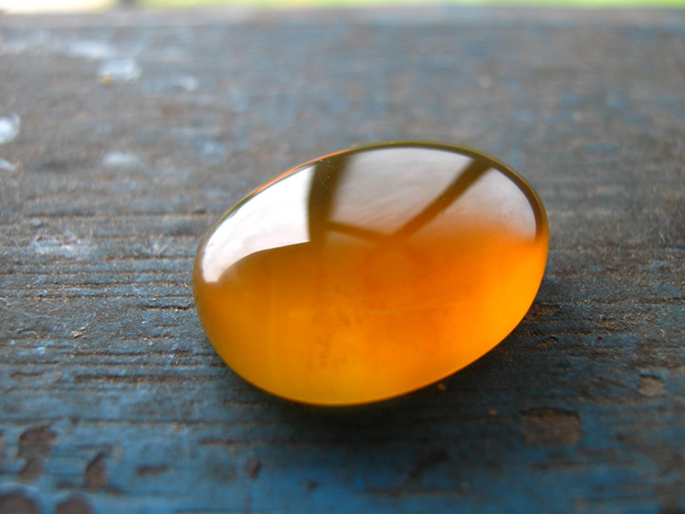 Este pedaço de âmbar dourado da Malásia foi esfregado e polido até obter uma forma suave e arredondada.