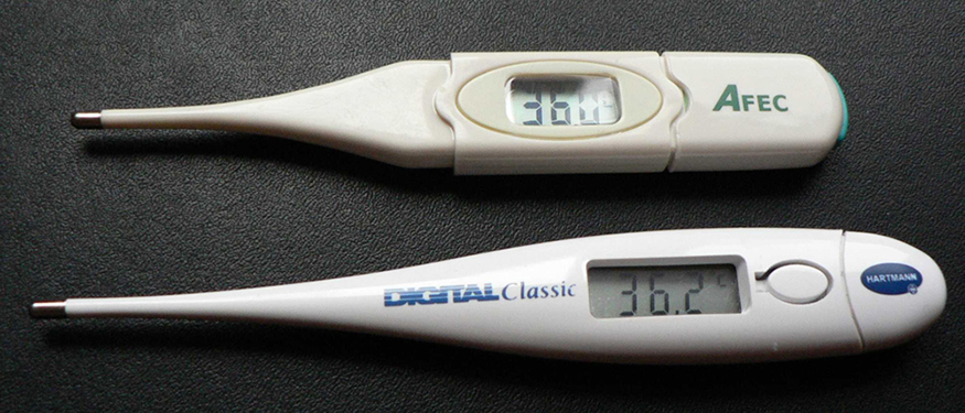 Uma fotografia mostrando dois termômetros digitais usados para medir a temperatura corporal.