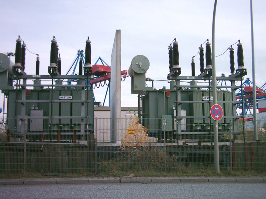 Fotografia de transformadores instalados em linhas de transmissão.