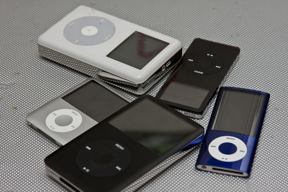 Um grupo de cinco iPods diferentes.