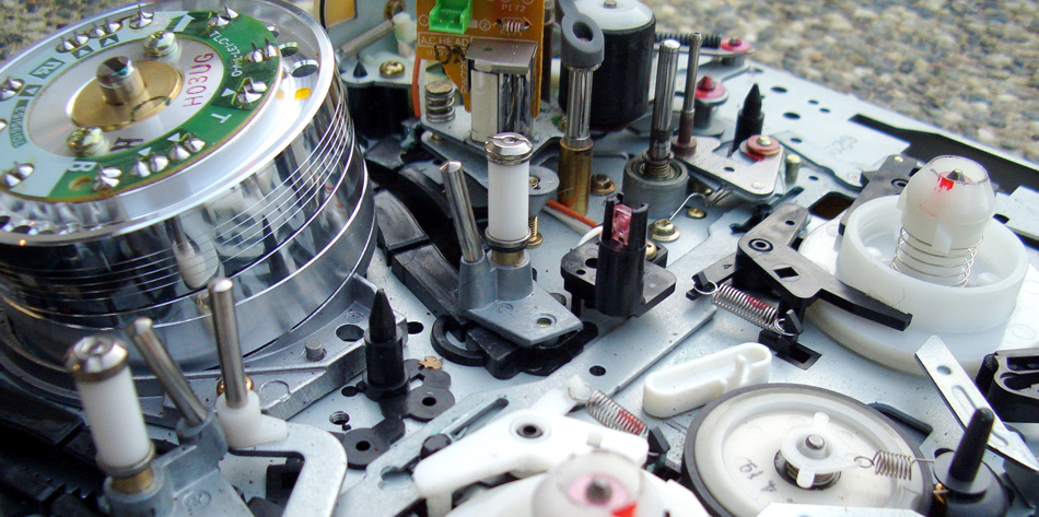 Fotografia dos componentes eletrônicos dos cabeçotes de reprodução usados com fitas magnéticas de áudio e vídeo.