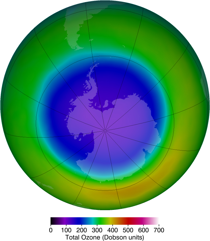 O mapa mostra a variação na concentração de ozônio na Antártica. A escala para o nível total de ozônio é mostrada abaixo do gráfico em unidades Dobson. Os valores são marcados nas cores do espectro, com o menor valor marcado em violeta e o valor máximo em vermelho. A região da Antártica está marcada em violeta, mostrando menor concentração de ozônio e mais raios ultravioleta. A região ao redor da Antártica está em verde, mostrando uma concentração ligeiramente maior de ozônio.