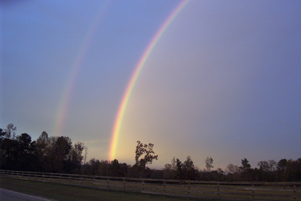 Um arco-íris duplo com faixas espetaculares de sete cores.