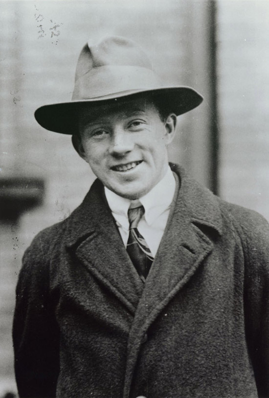 Uma fotografia de um jovem e sorridente Werner Heisenberg.