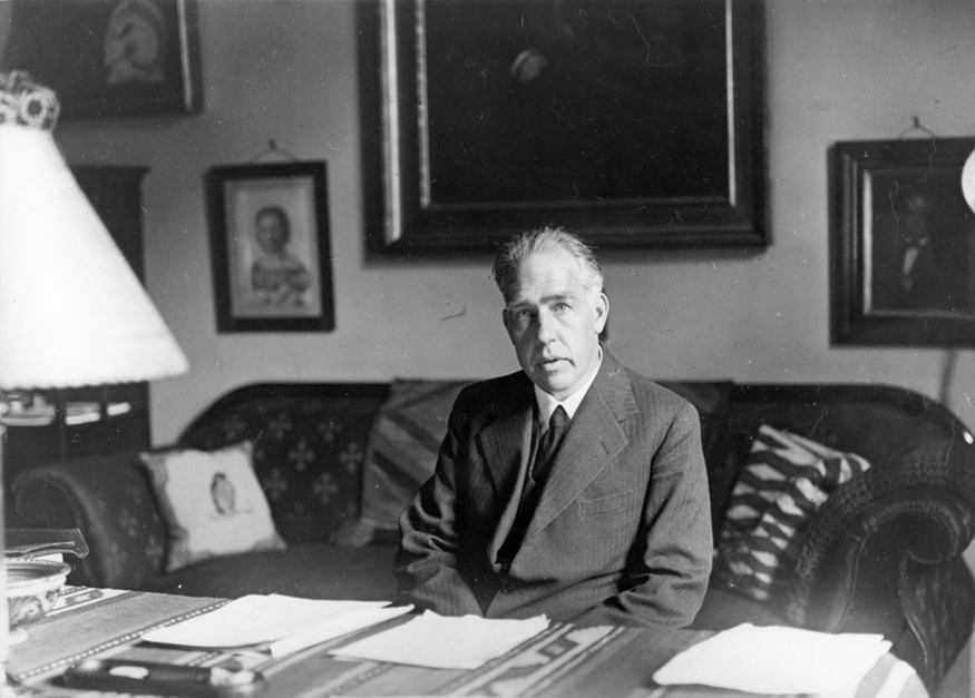 Uma fotografia de Niels Bohr.