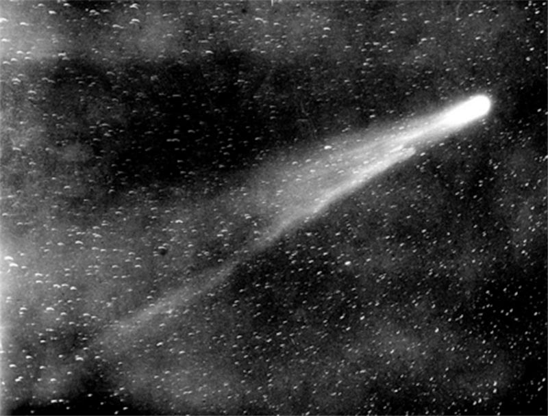 A black and white starry image of Halley’s Comet in 1910.