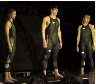Uma fotografia de três nadadores vestindo roupas corporais.