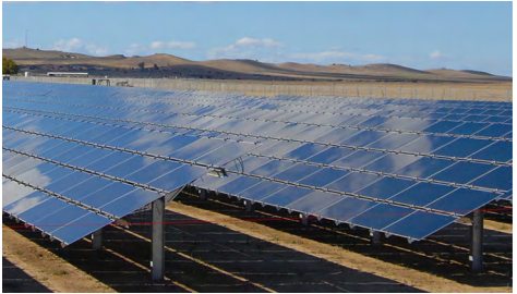 大型太阳能电池阵列的照片。