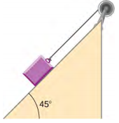يوضِّح الشكل كتلةً تنزلق لأسفل مستوًى مائل بزاوية 45 درجة باستخدام حبل متصل بكرة.