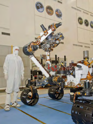 Uma fotografia do rover Curiosity da NASA durante testes no Laboratório de Propulsão a Jato.