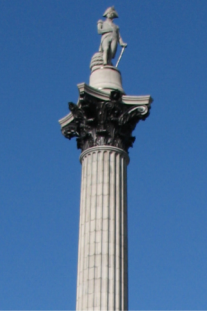 La photo montre une photographie de la colonne Nelson à Trafalgar Square.