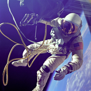 يتم عرض صورة لرائد فضاء أثناء السير في الفضاء.