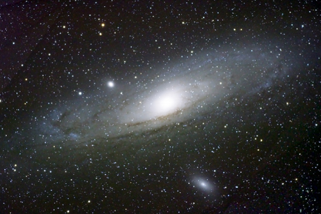 Uma fotografia da galáxia de Andrômeda é mostrada.