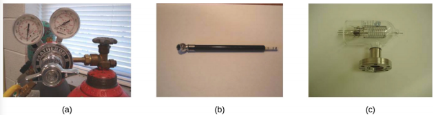 La figure A est une photo d'un manomètre utilisé pour surveiller la pression dans les bouteilles de gaz. La figure B est une photo d'un manomètre. La figure C est une photo d'un manomètre à ionisation utilisé pour surveiller la pression dans les systèmes à vide.