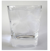 Photo d'un verre d'eau glacée rempli à ras bord.