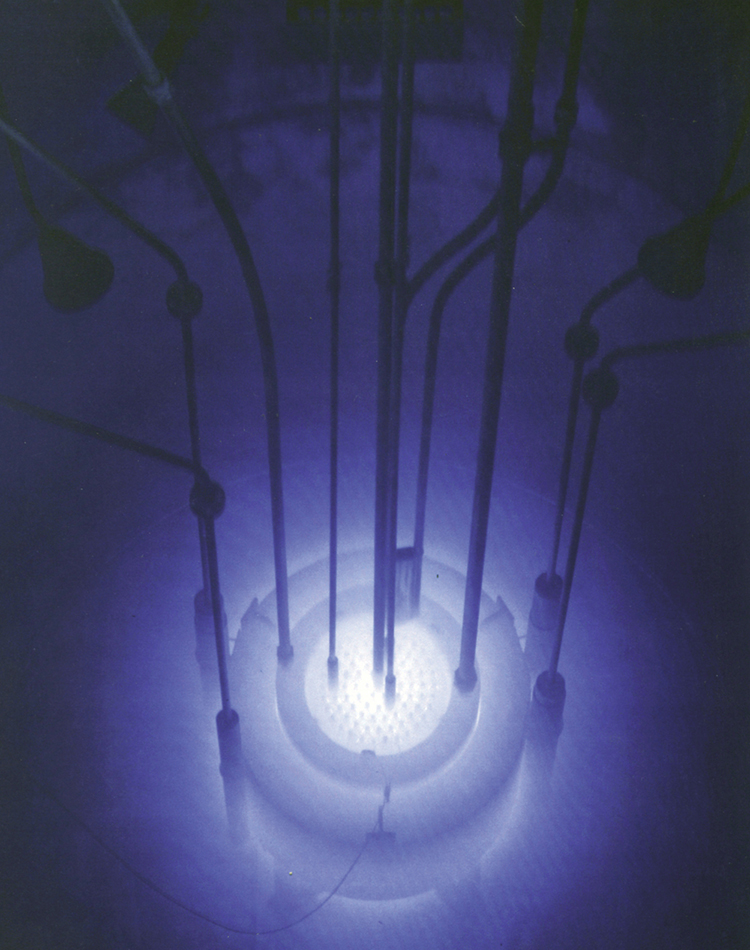 Fotografia do brilho azul, em uma piscina de reatores de pesquisa.