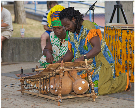 Picha ya wanamuziki wawili kucheza kwenye marimba.