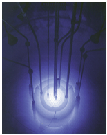 图为反应堆池中蓝光的照片。