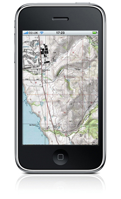 Um mapa topográfico de uma localização é exibido em um iPhone com algumas informações sobre a localização usando o sistema G P S.