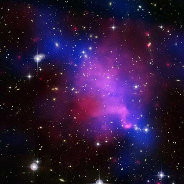 Uma visão da galáxia Abell com algumas estrelas brilhantes e alguns gases quentes.