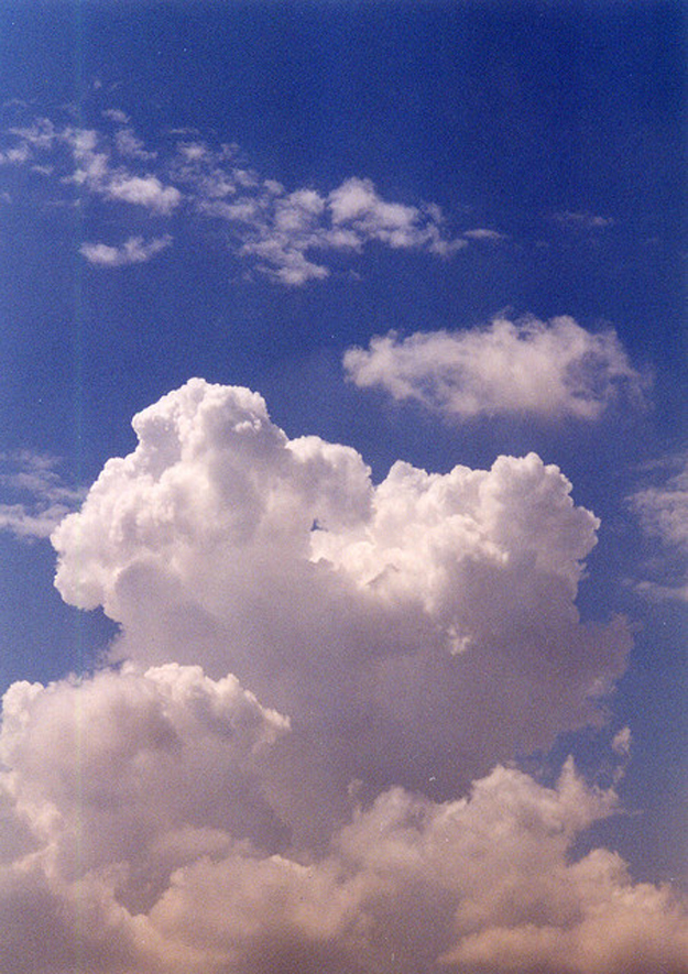 A figura mostra uma nuvem cumulus em um céu azul.