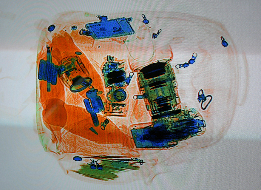 Uma imagem de raio-X colorida de uma peça de bagagem.