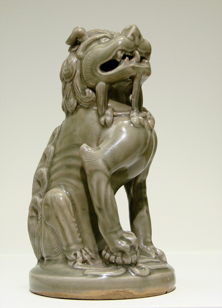 The image shows a statue of a Chinese ceramic lion figure.