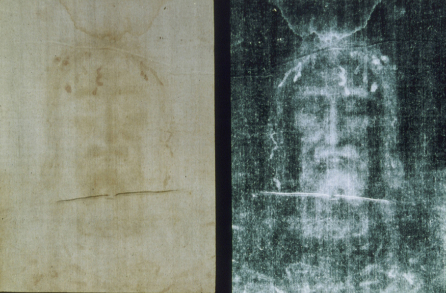 A figura mostra duas imagens de Jesus. A imagem à esquerda é muito fraca e pouco visível, mas a imagem à direita mostra uma imagem muito mais nítida.