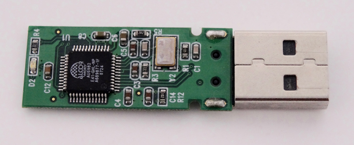 Esta é uma fotografia de um PCB com um IC e vários outros componentes nele. O PCB está conectado a um conector USB. As etiquetas de todos os componentes são impressas na placa.
