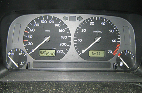 La figure montre une photo des indicateurs de carburant et de température.