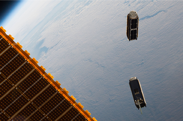 Photographie montrant deux satellites artificiels.