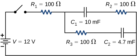 O terminal positivo da fonte de tensão V de 12 V é conectado a um interruptor aberto. A outra extremidade do interruptor aberto é conectada ao resistor R subscrito 1 de 100 Ω, que é conectado a duas ramificações paralelas. O primeiro ramo tem capacitor C subscrito 1 de 10 mF e R subscrito 2 de 100 Ω. O segundo ramo tem R subscrito 3 de 100 Ω e C subscrito 2 de 4,7 mF.