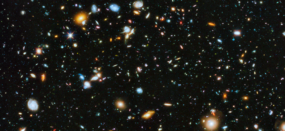 Uma foto de uma imagem de telescópio mostrando muitas galáxias e estrelas