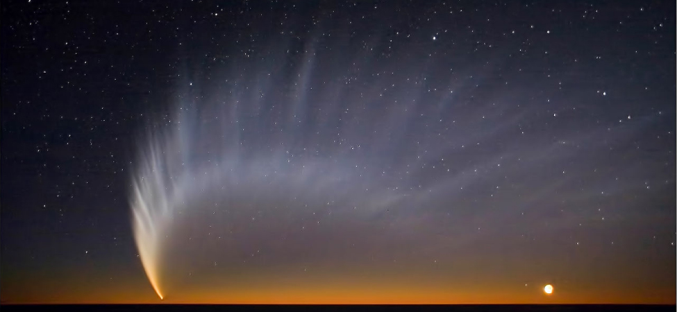 La photo montre une comète avec une queue.